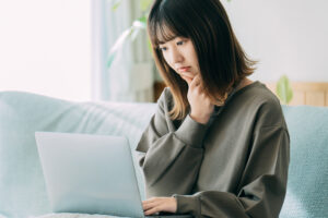 一人暮らしで掃除機選びに悩んでいる人のイメージ