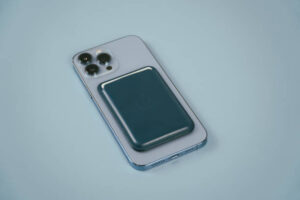 iPhone用で人気のモバイルバッテリーを探したら、容量より薄さが気になった
